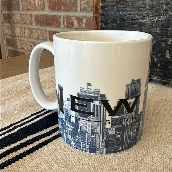 2005 Starbucks Skyline Series New York Mug